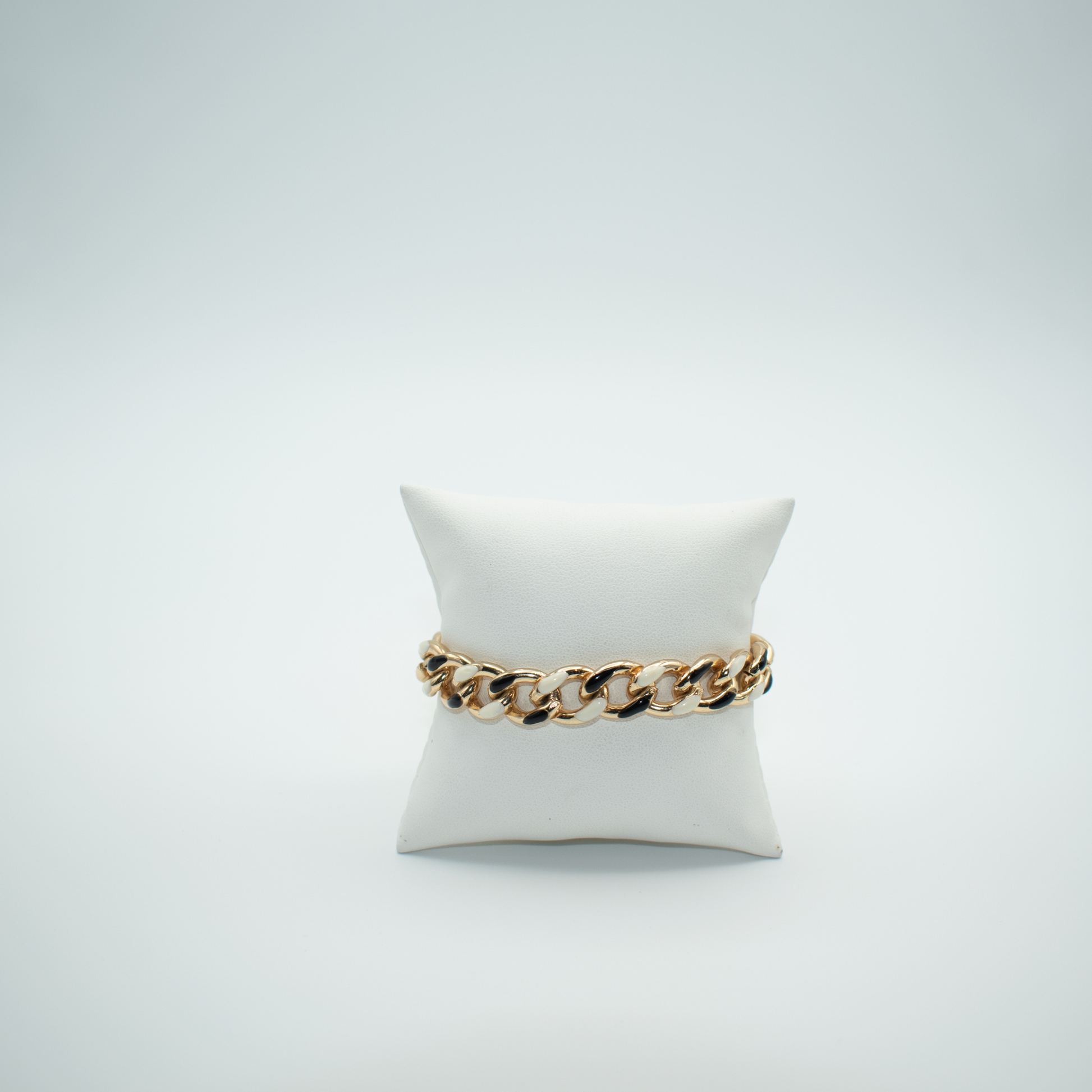 PRODUCT DETAIL  Chunky Chain Black, White, Gold Lobster Clasp Closure Approx. 6in. Extends to 8.5in 0.9 oz Imported Lead Compliant Please measure your wrist before you make your purchase for an accurate fit.&nbsp;  You will receive a free: Storage box or bag and cleaning cloth with your order.